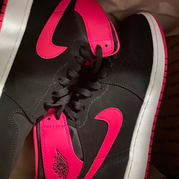 I am selling a pair of Jordan’s. - Picture 6 of 7